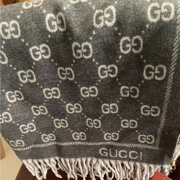 Gucci Gray and Black GG Logo Scarf - Picture 4 of 10